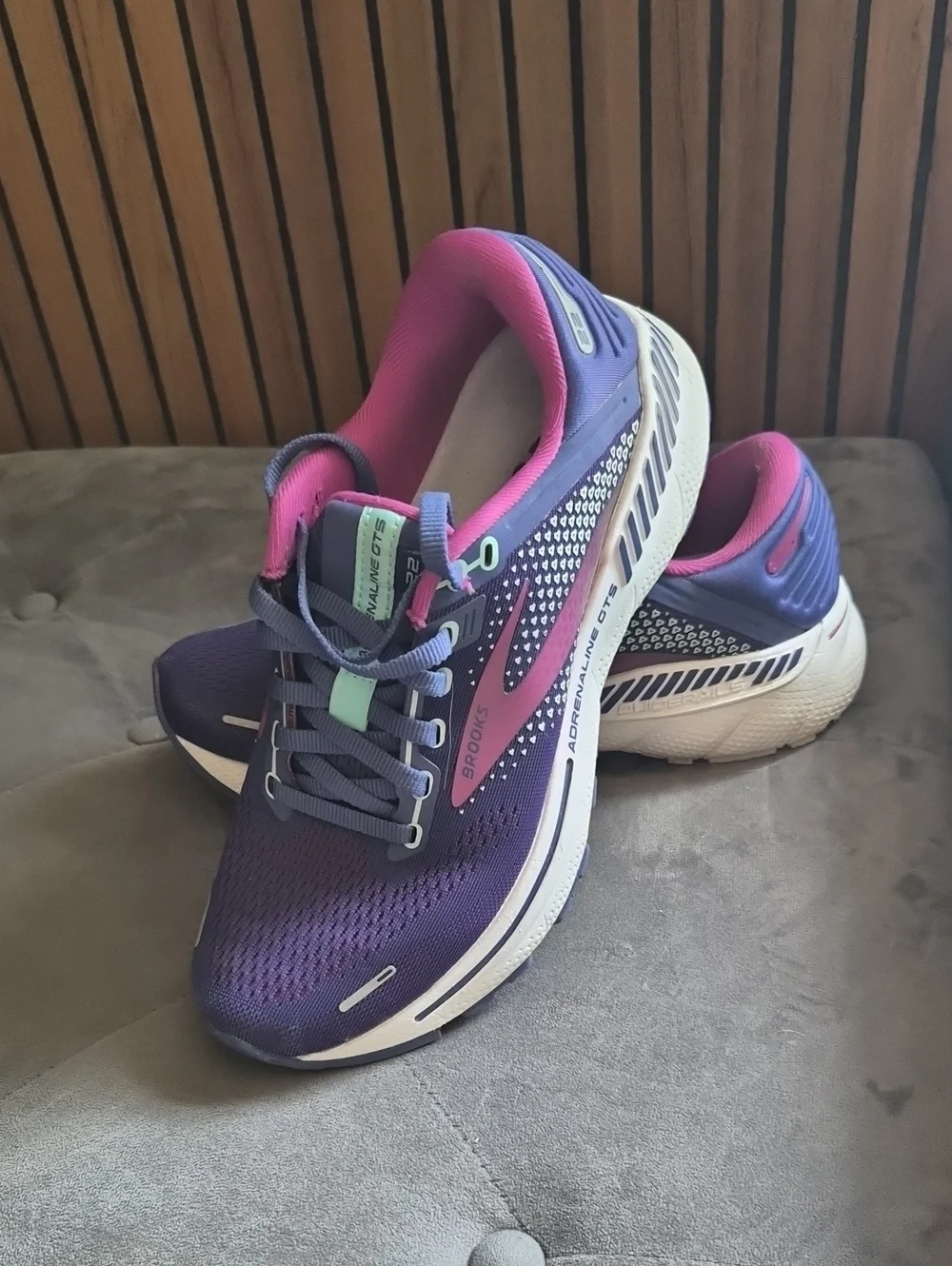 Brooks Adrenaline GTS 22 Women's Running Shoes 7.5 MED B- Navy Pink