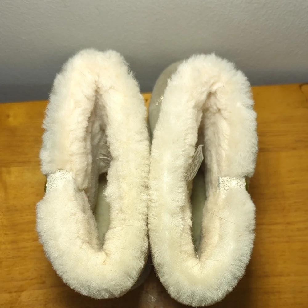 Ugg Kids Ramona Classic II Metallic Boot Silver + Cream Faux Fur Girls Size 3