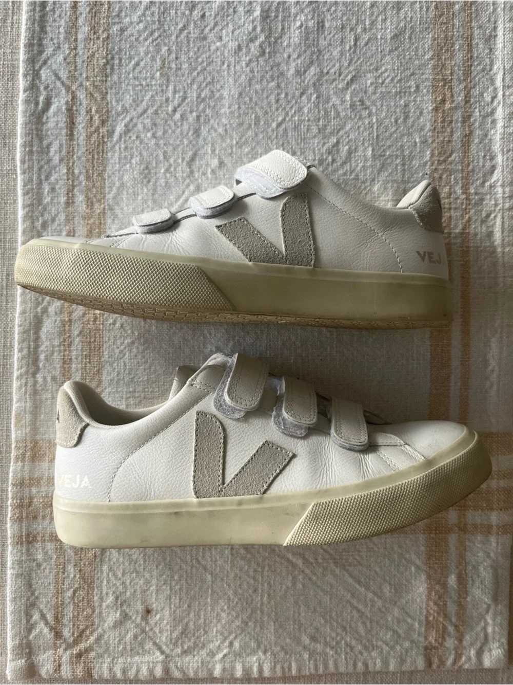 Veja clean white
