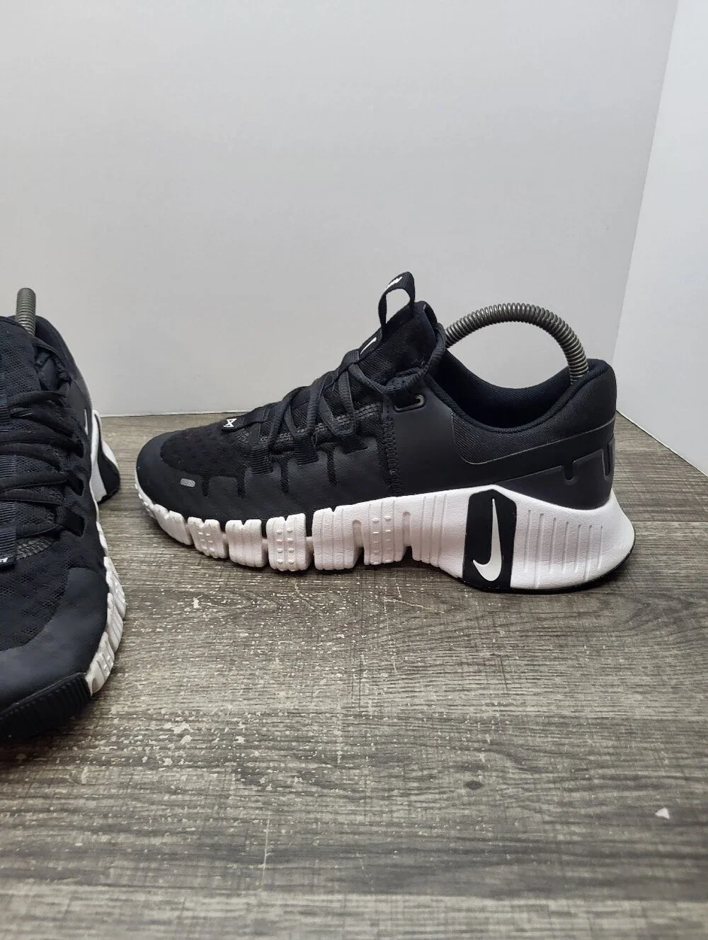 Nike Free Metcon 5 Womens Size 8 Black White Athletic Running Shoes Sneakers