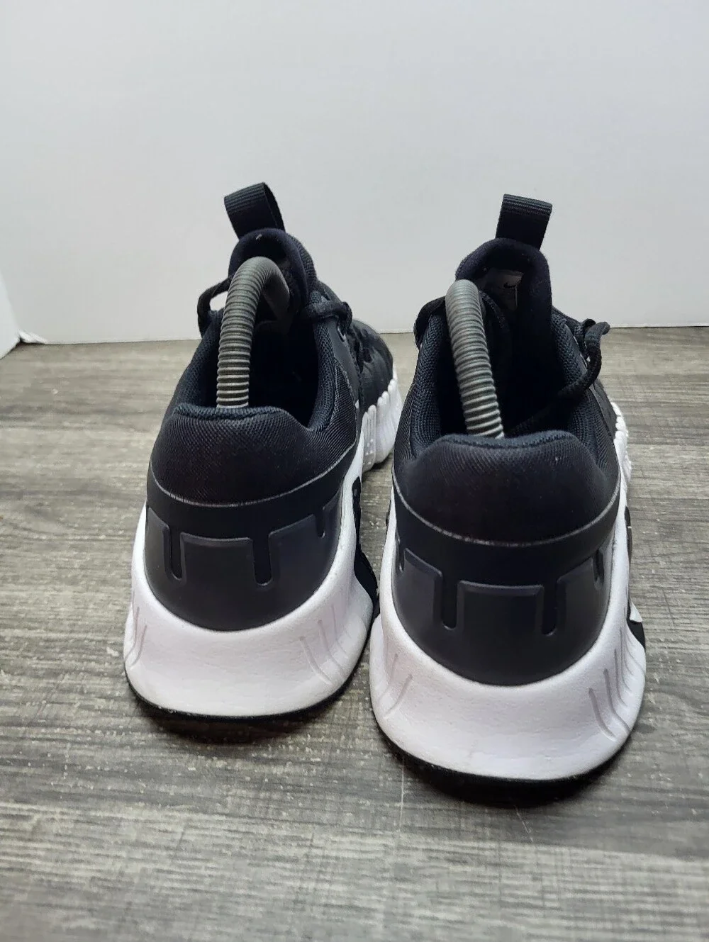 Nike Free Metcon 5 Womens Size 8 Black White Athletic Running Shoes Sneakers