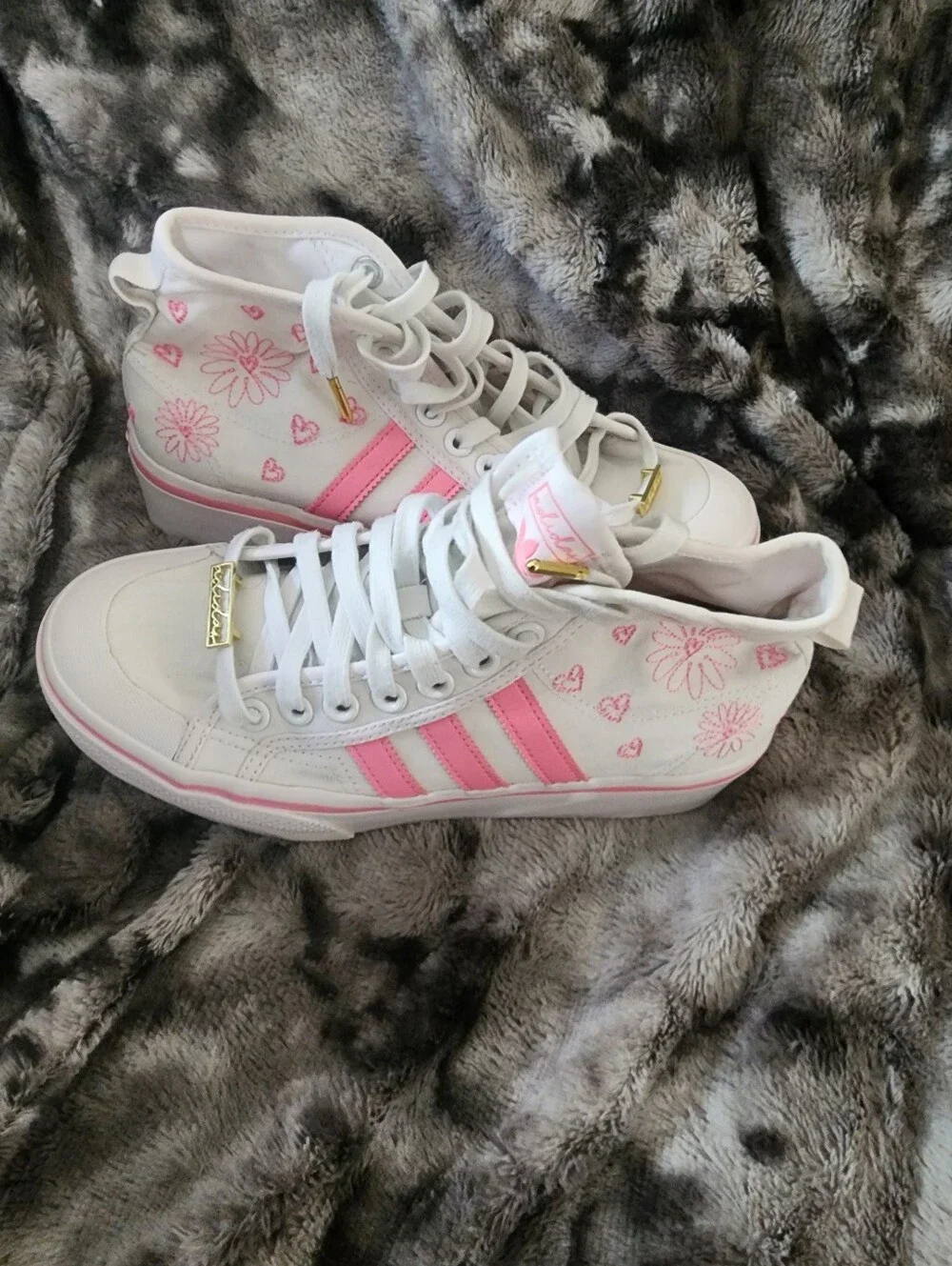 adidas cushioned sneakers heart