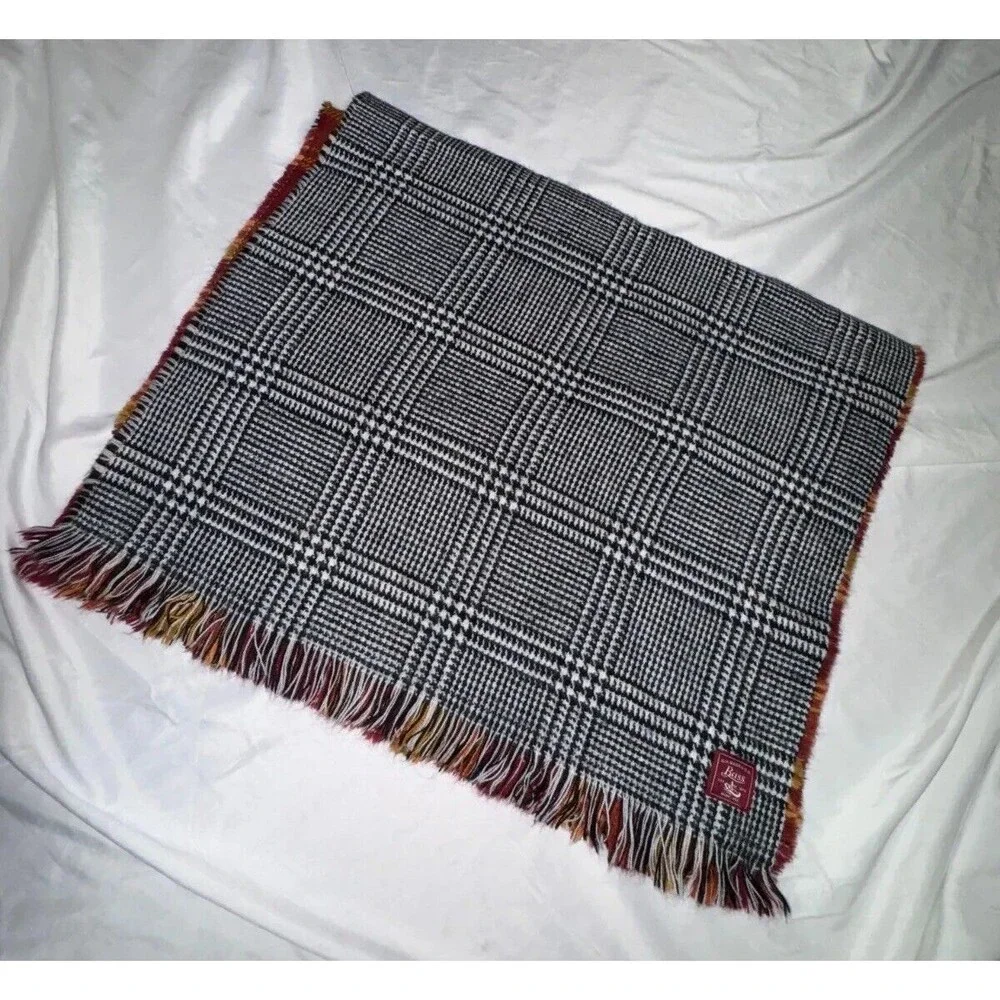 G.H. Bass & Co Rectangle Scarf Women's‎ Gray/Black Plaid Fringe Hem 100% Acrylic
