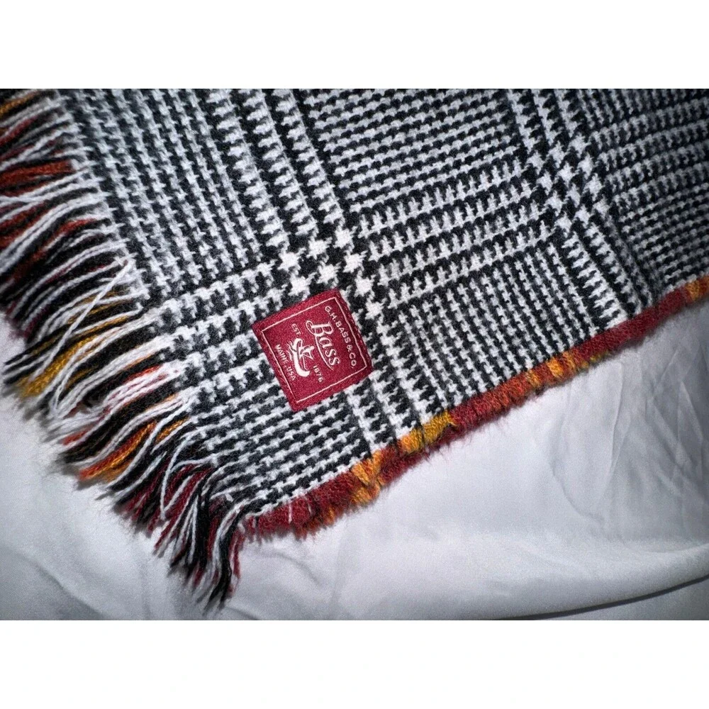 G.H. Bass & Co Rectangle Scarf Women's‎ Gray/Black Plaid Fringe Hem 100% Acrylic