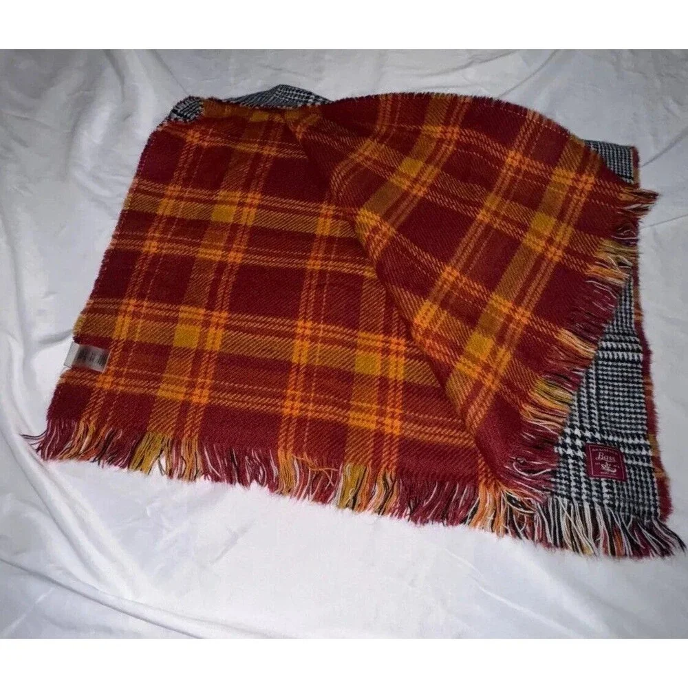 G.H. Bass & Co Rectangle Scarf Women's‎ Gray/Black Plaid Fringe Hem 100% Acrylic