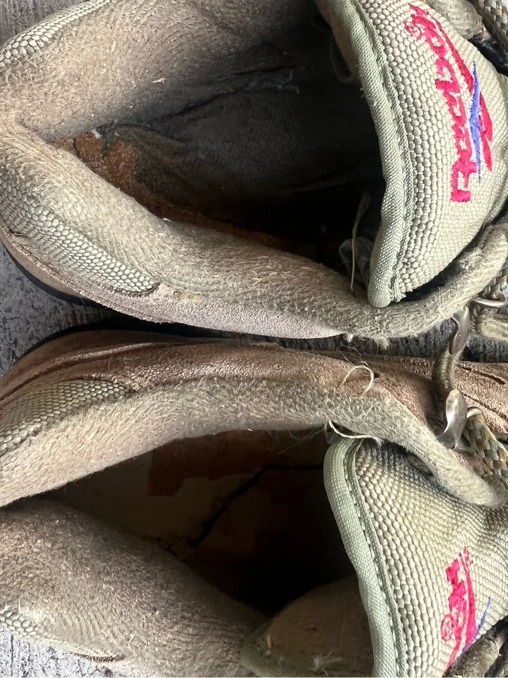 Reebok collar closure