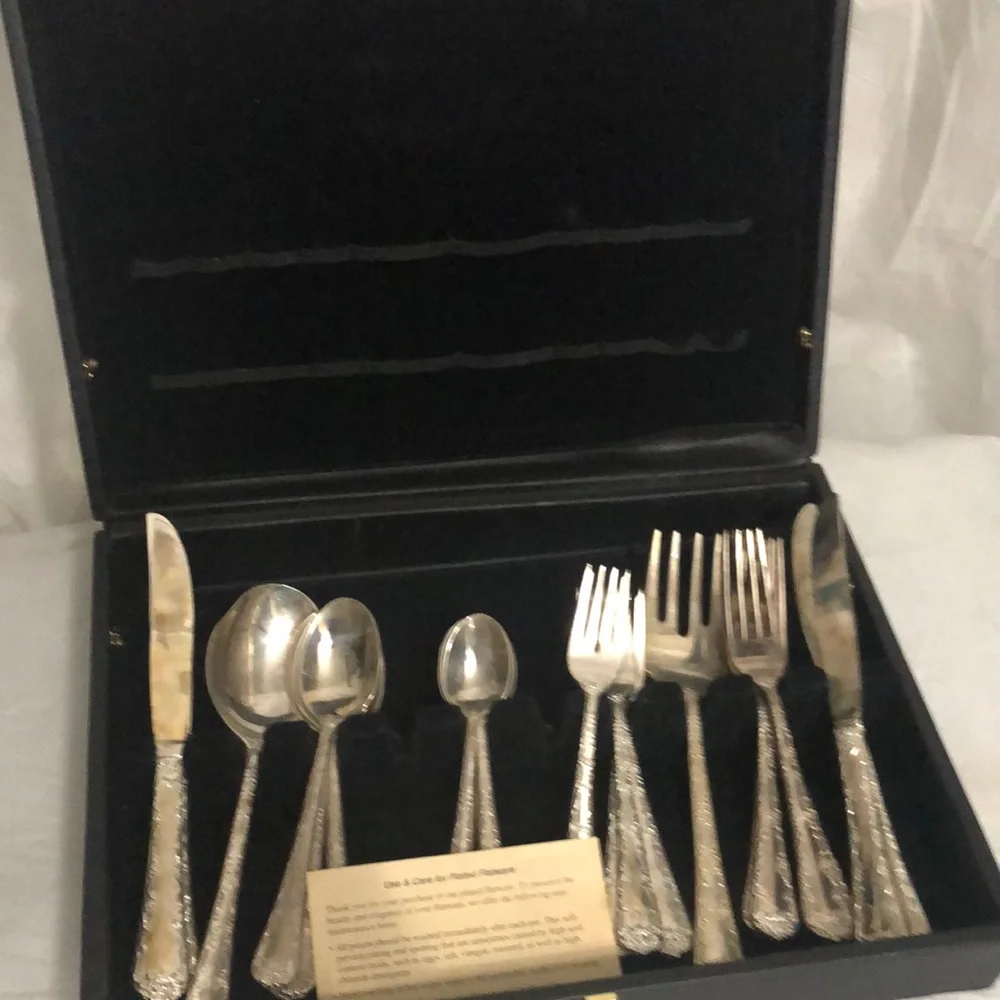 WM ROGERS & SON 24 piece Silver Plated Flatware Set - Elegant Floral Pattern