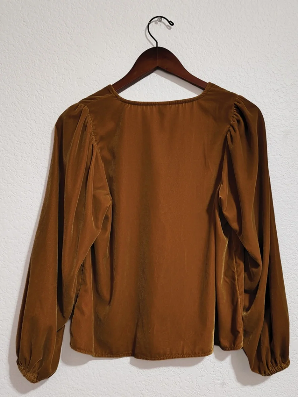 Old Navy seller welcome shoulder