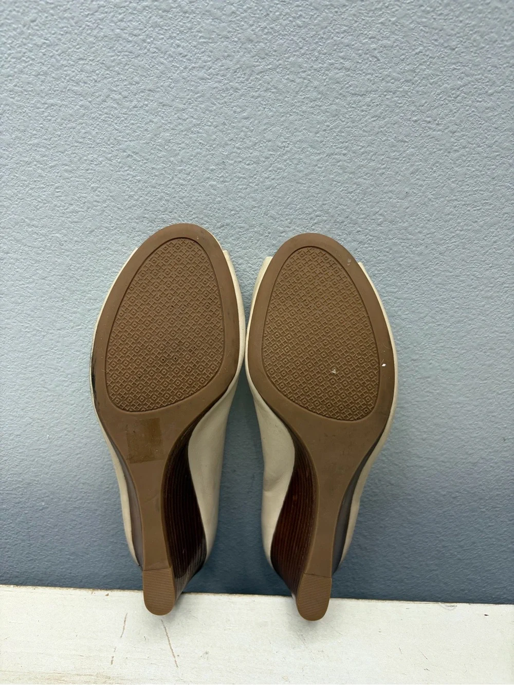 Tory Burch Beige Leather Lowell Open Toe Wedges Size 9