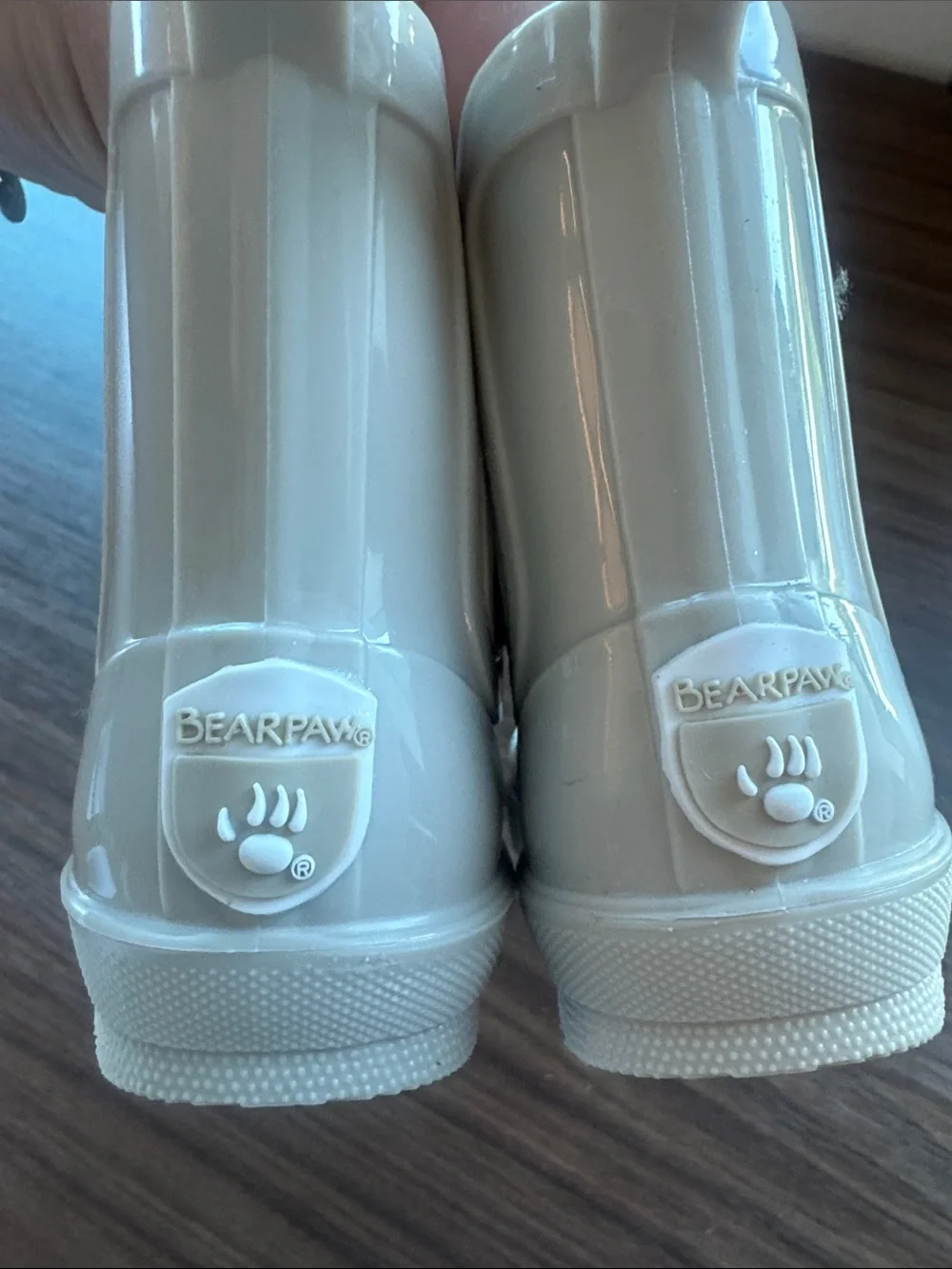 BearPaw glossy cream
