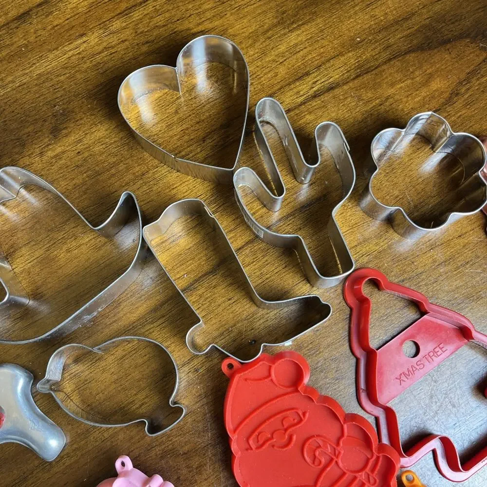 Cookie Cutters Lot Of 21 Mixed Metal & Plastic Modern & Vintage Baking Tool READ