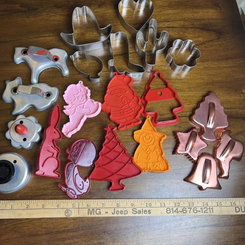 Cookie Cutters Lot Of 21 Mixed Metal & Plastic Modern & Vintage Baking Tool READ