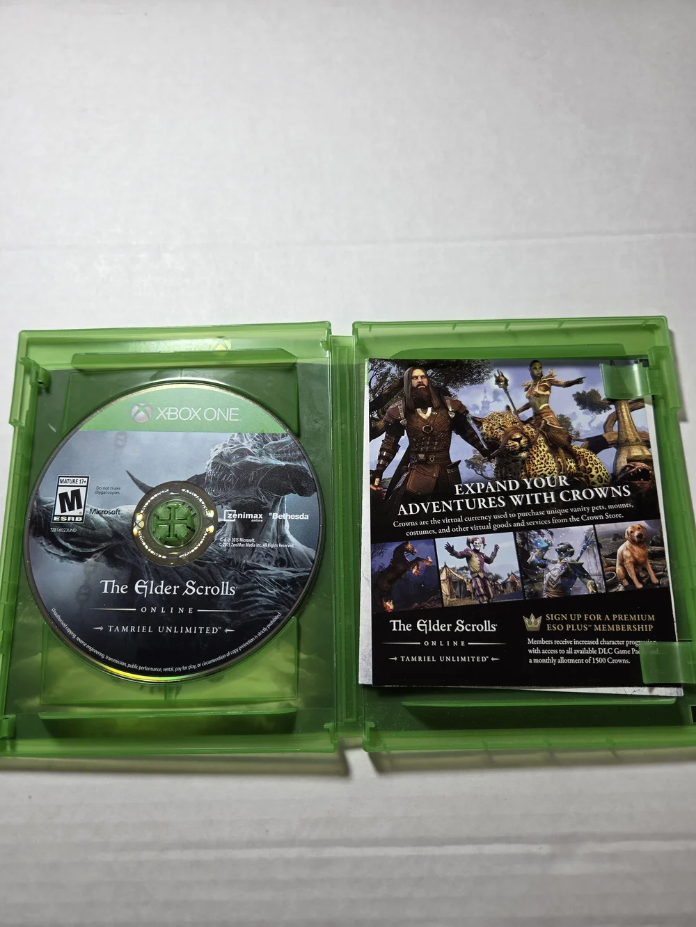 Bethesda EldeThe Elder Scrolls Online: Tamriel Unlimited - Xbox One (White/Gold)