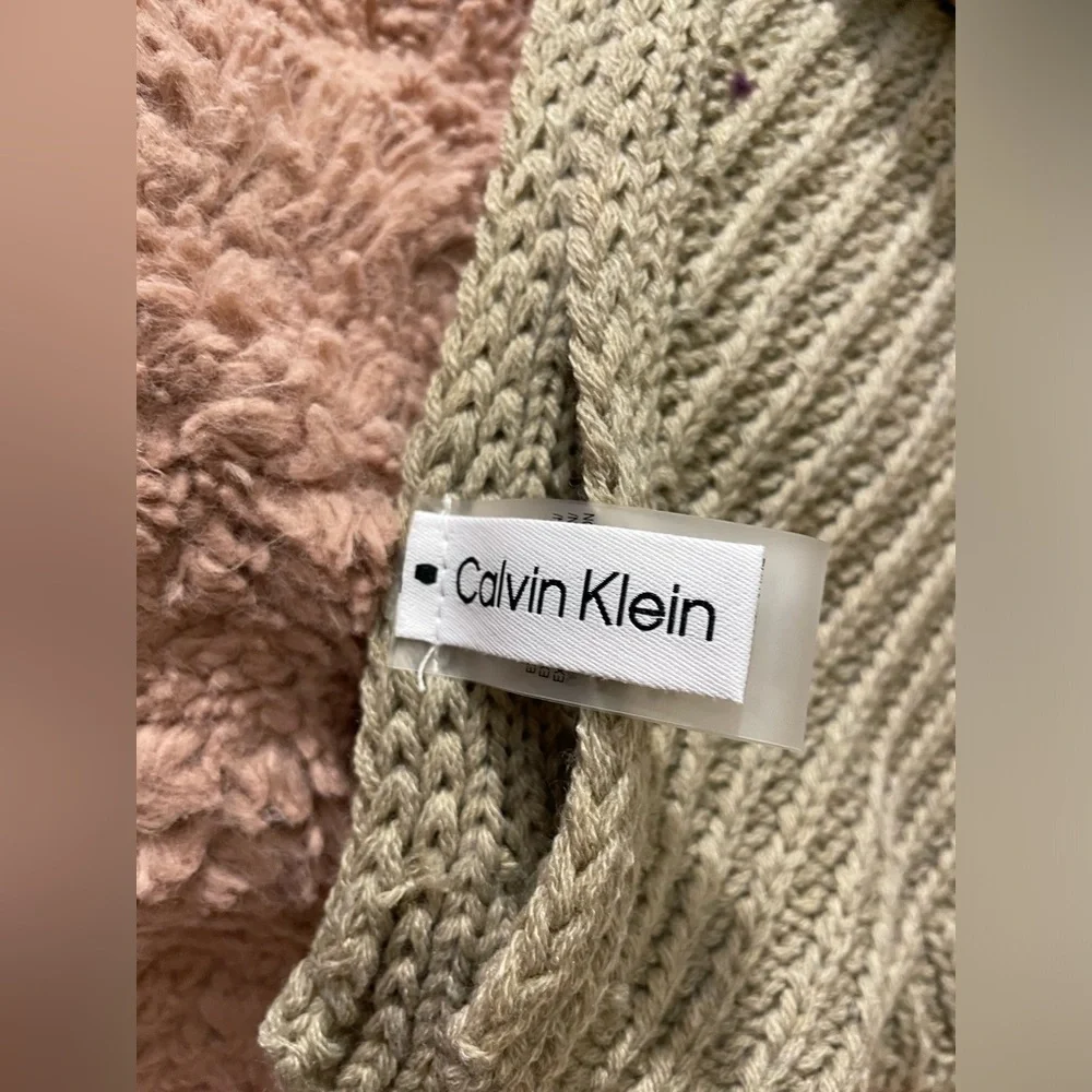 NWT Calvin Klein Knit Beanie and Scarf Gift Set