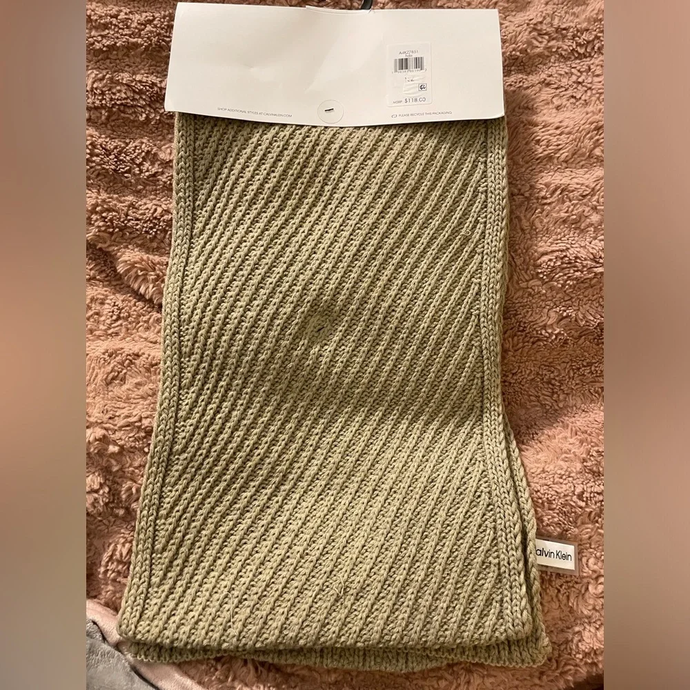 NWT Calvin Klein Knit Beanie and Scarf Gift Set