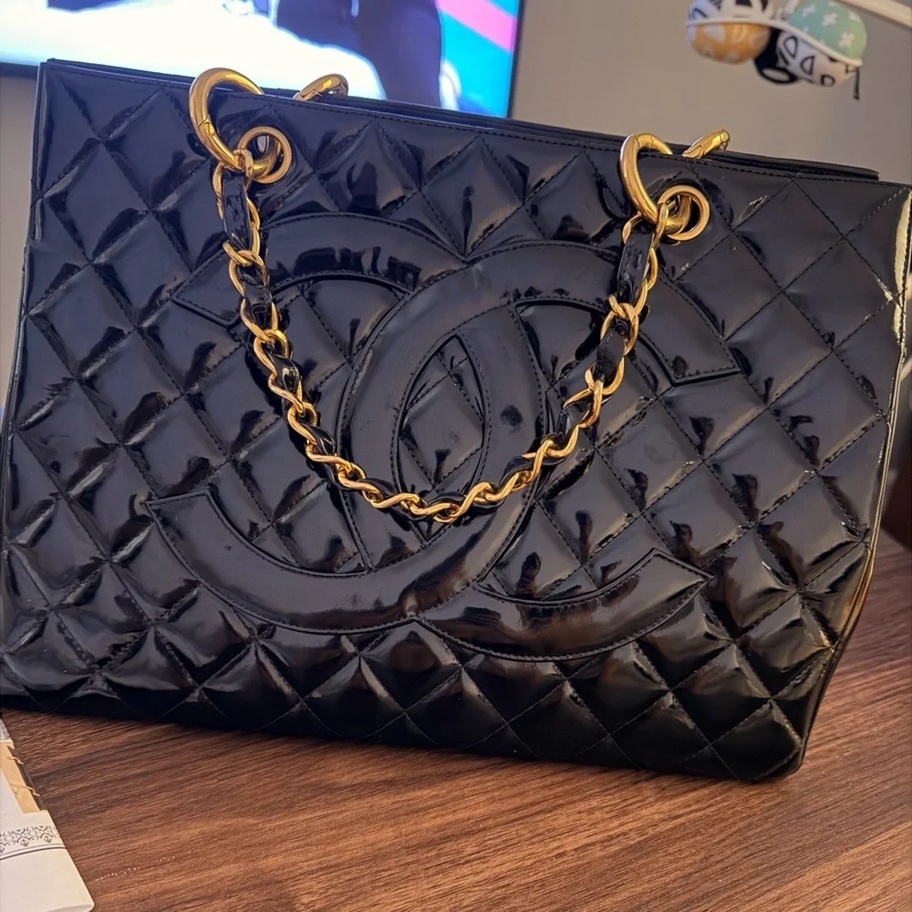 CHANEL elegant women