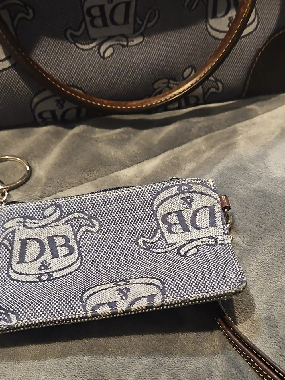 Dooney & Bourke classic dooney
