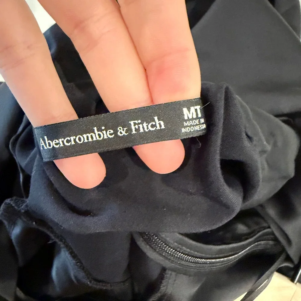 Abercrombie & Fitch sleek black