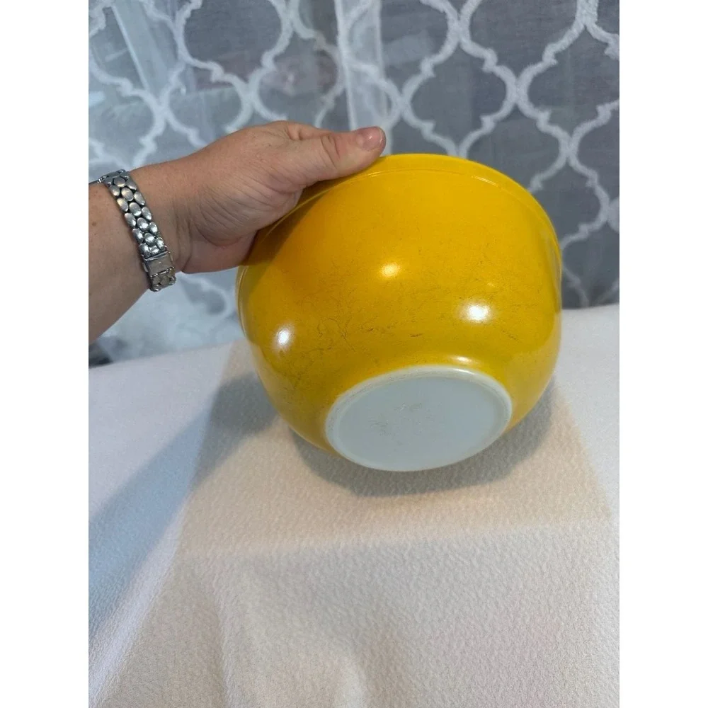 Vintage Pyrex Yellow Mixing Bowl Model 403 - 2 1/2 Qt.