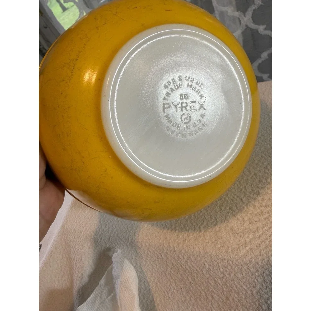 Vintage Pyrex Yellow Mixing Bowl Model 403 - 2 1/2 Qt.