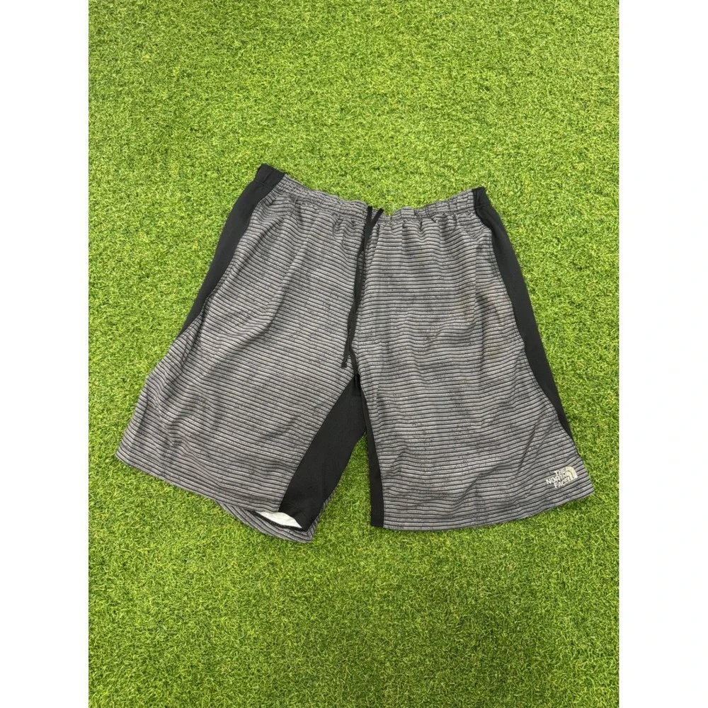 The‎ North Face Mens Grey Striped Athletic Running Shorts Medium Zipper Pocket