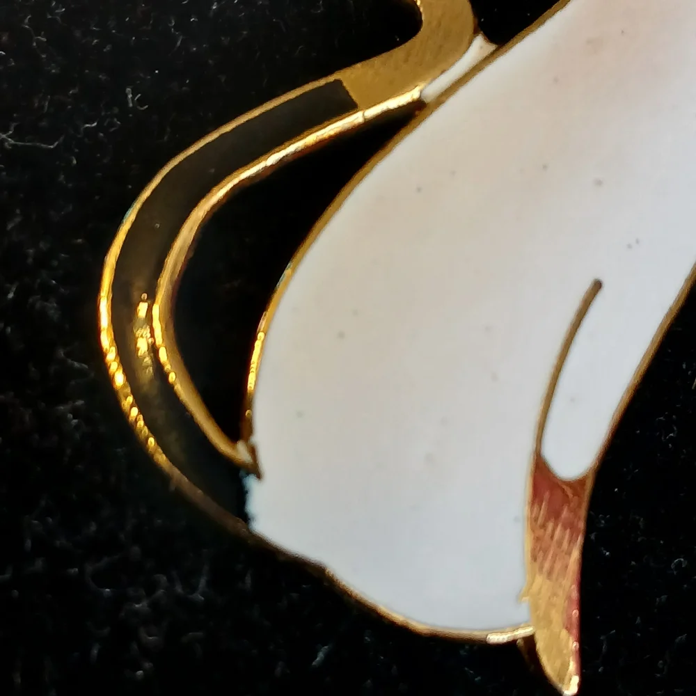Vintage goldtone cloisonne Siamese cat brooch white with red bow tie