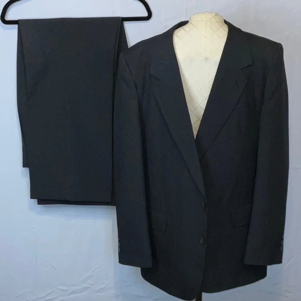 Men’s suit,size 44. Gray with blue and cream threads.