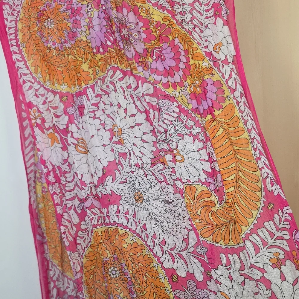 Vera Neumann floral vera logo
