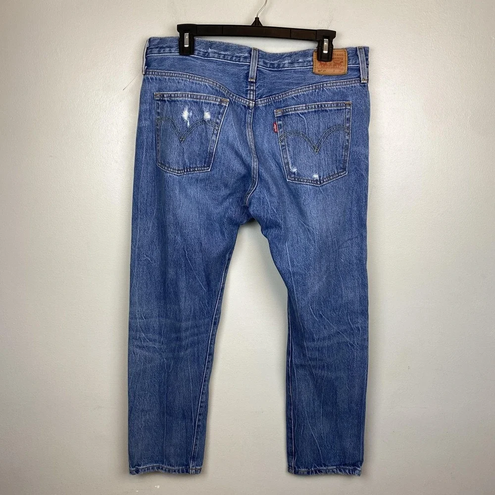 Levis runs loops button