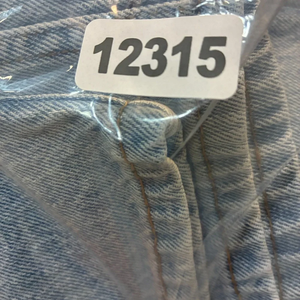Levis please 260121