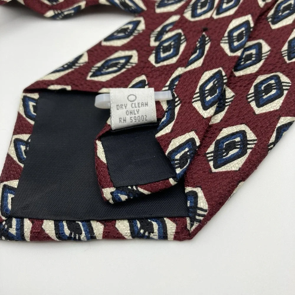 VINTAGE‎ Claiborne Tie Necktie Neckwear Adult Burgundy Abstract Silk USA