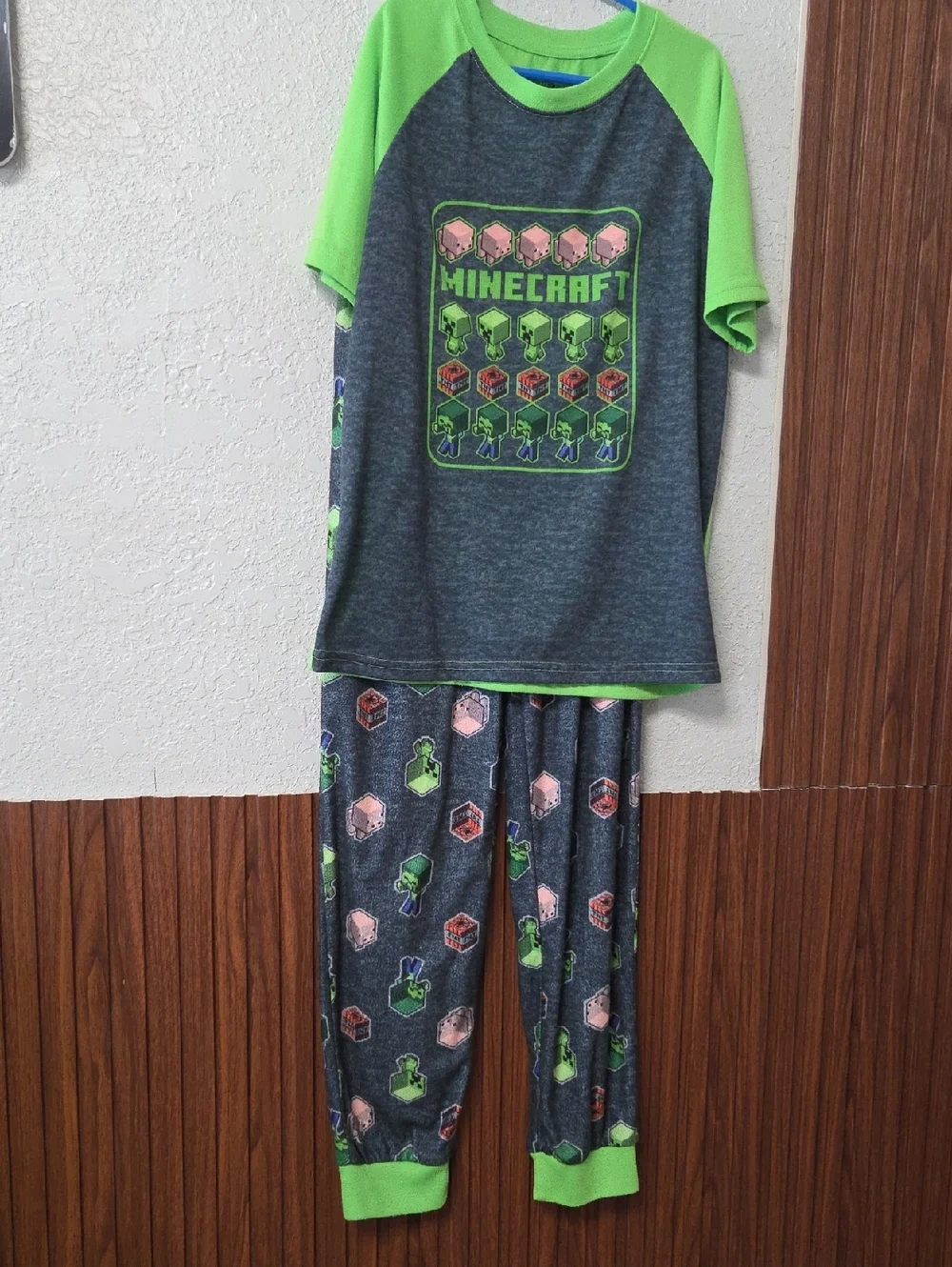 Minecraft Kids Gray and Green Short-Sleeve Pajama Set Size 10 To 12 Years Old.