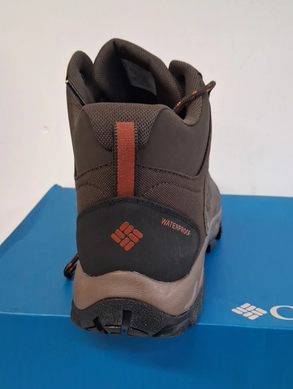 NWT Mens Columbia Outlander Crest Waterproof Boots