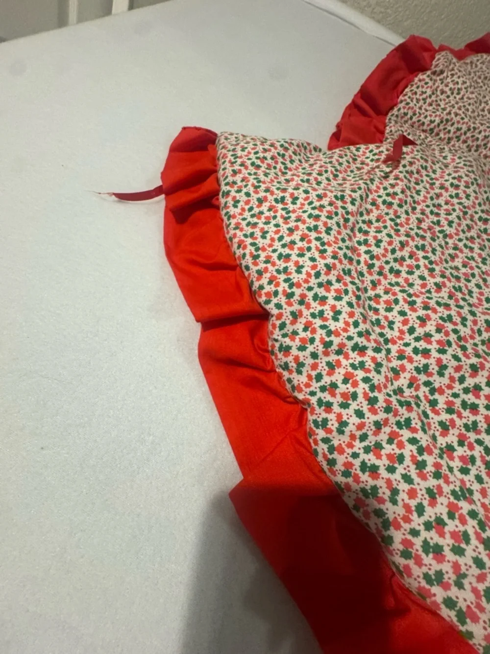 N/A red background cream