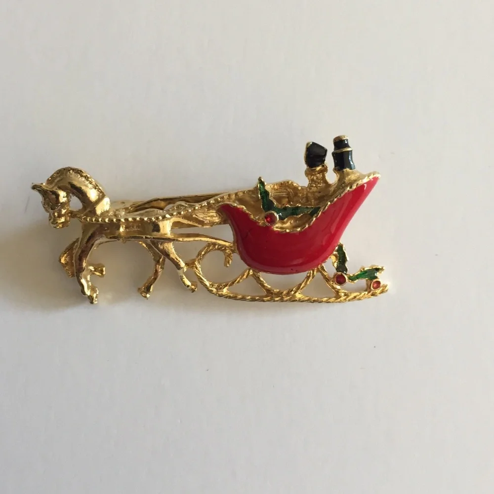 🎄 Vintage Holiday Sleigh Brooch – Gold Horse & Red Enamel Sleigh