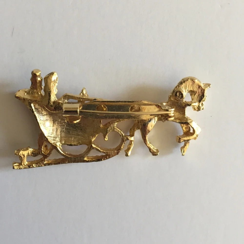 🎄 Vintage Holiday Sleigh Brooch – Gold Horse & Red Enamel Sleigh