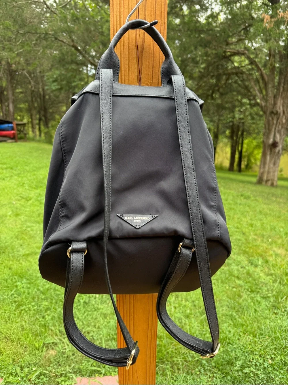 Karl Lagerfeld zipper closure latching