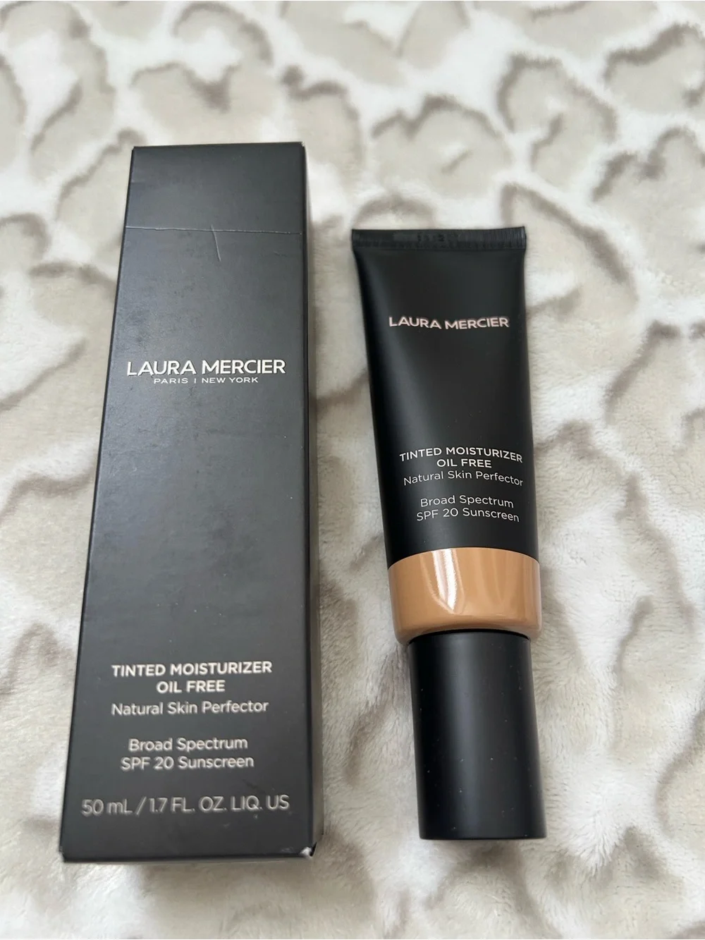 laura mercier Tinted Moisturizer Oil-Free in Warm Tan / Black Tube