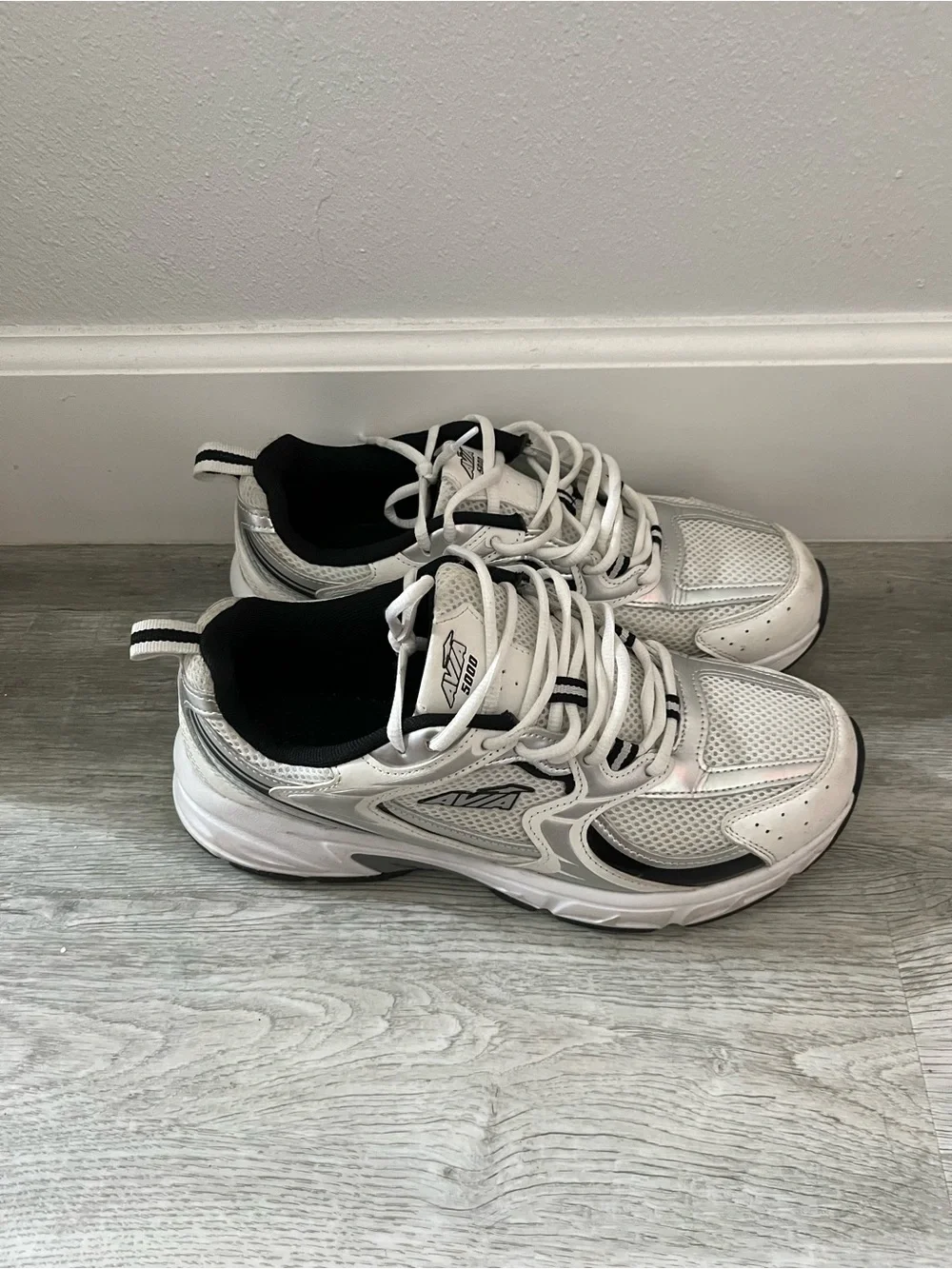Avia 5000 Men's White and Gray Athletic Sneakers