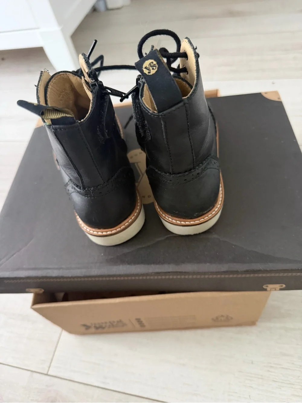 Young Soles Sidney boot size boys  10/10.5