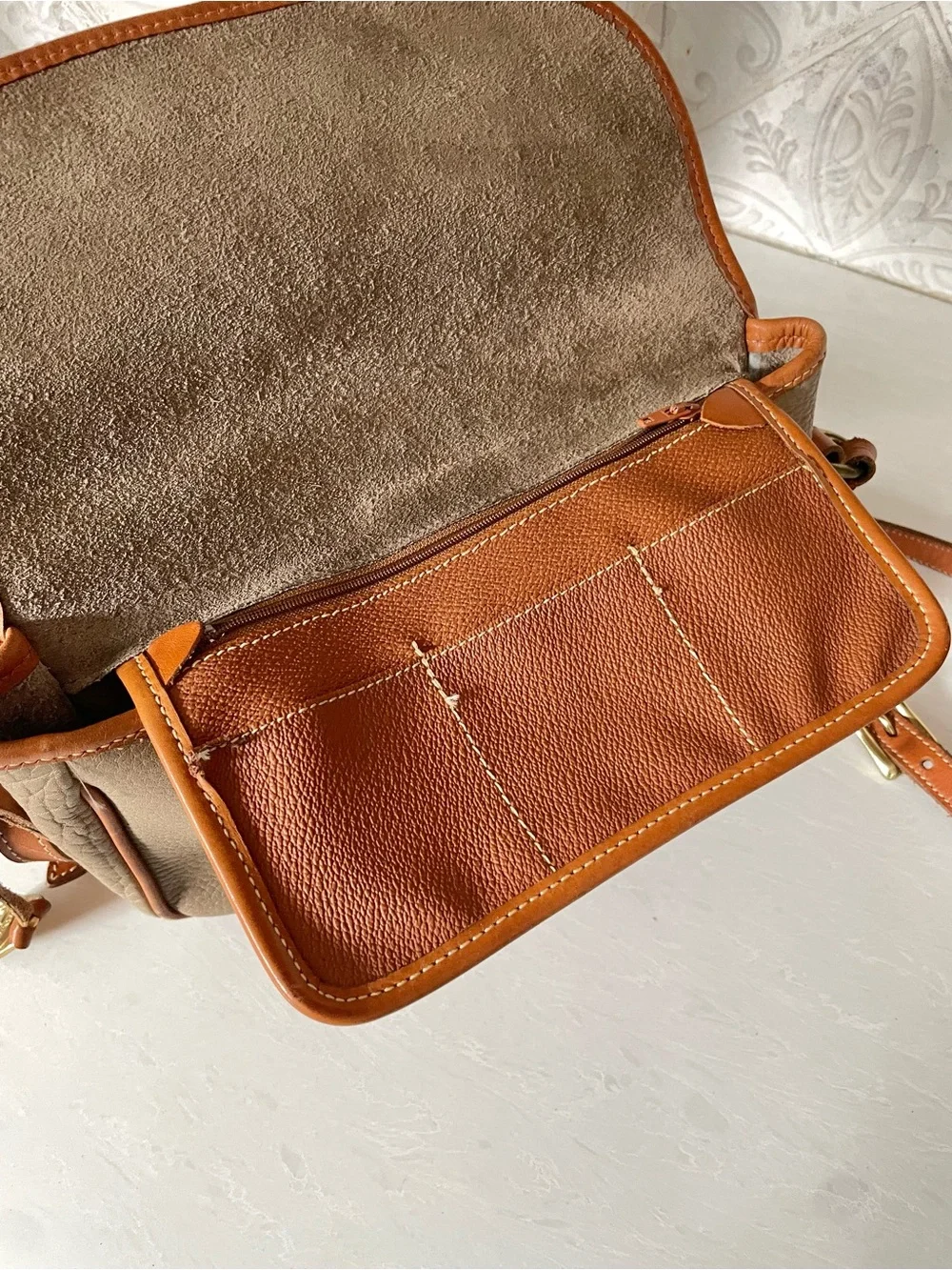 Dooney & Bourke up adjust lovely