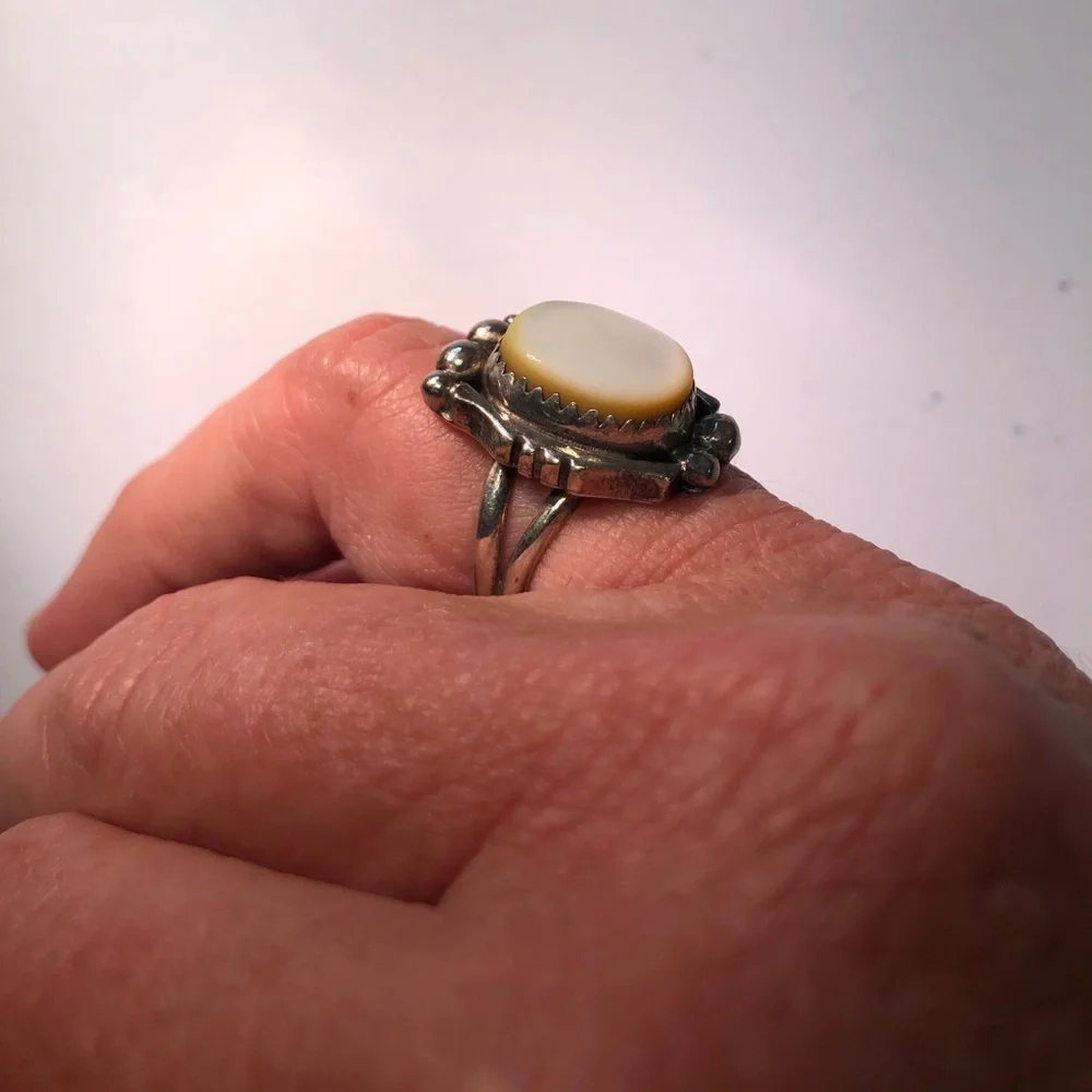 Retro 925 Sterling Silver Solitaire Mother-of-Pearl Statement Ring in size 6