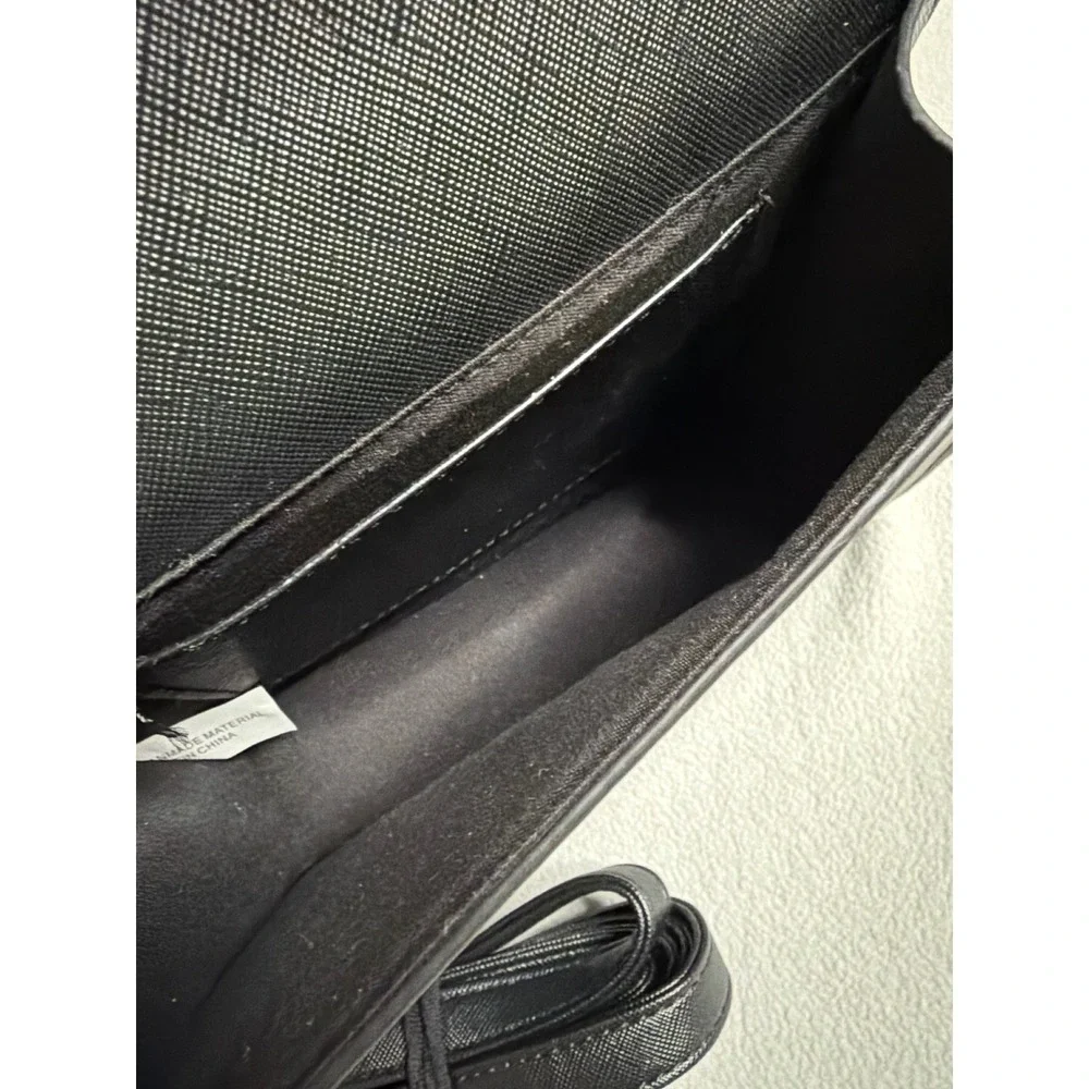 Unbranded structured crossbody