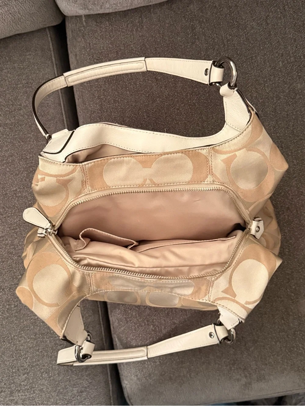 Coach signature beige