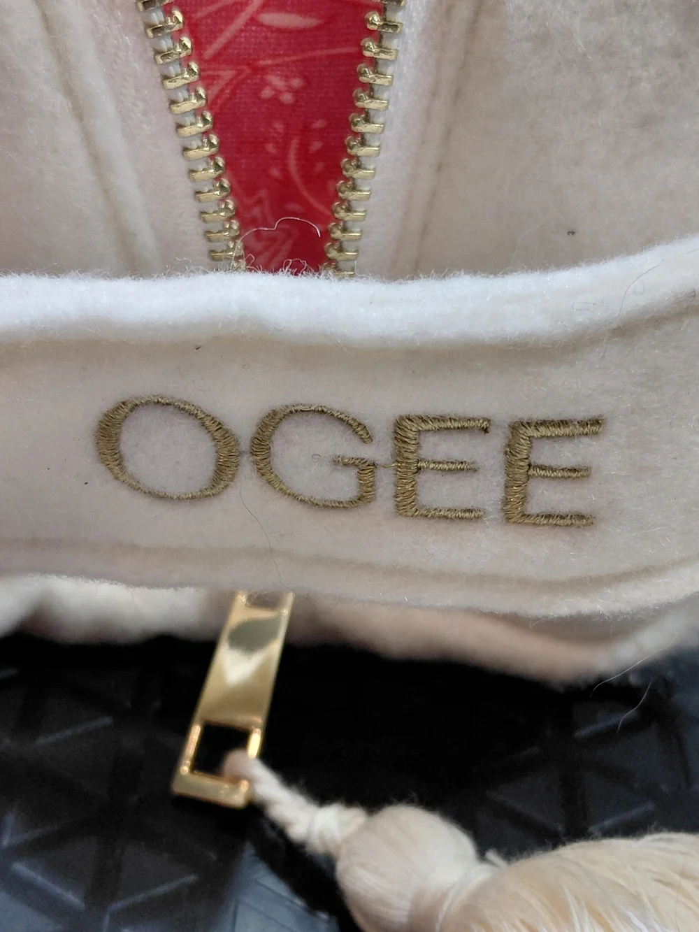 NEW OGEE Limited Edition Cream Sherpa Wool Makeup Bag Vibrant Pink Lining 9