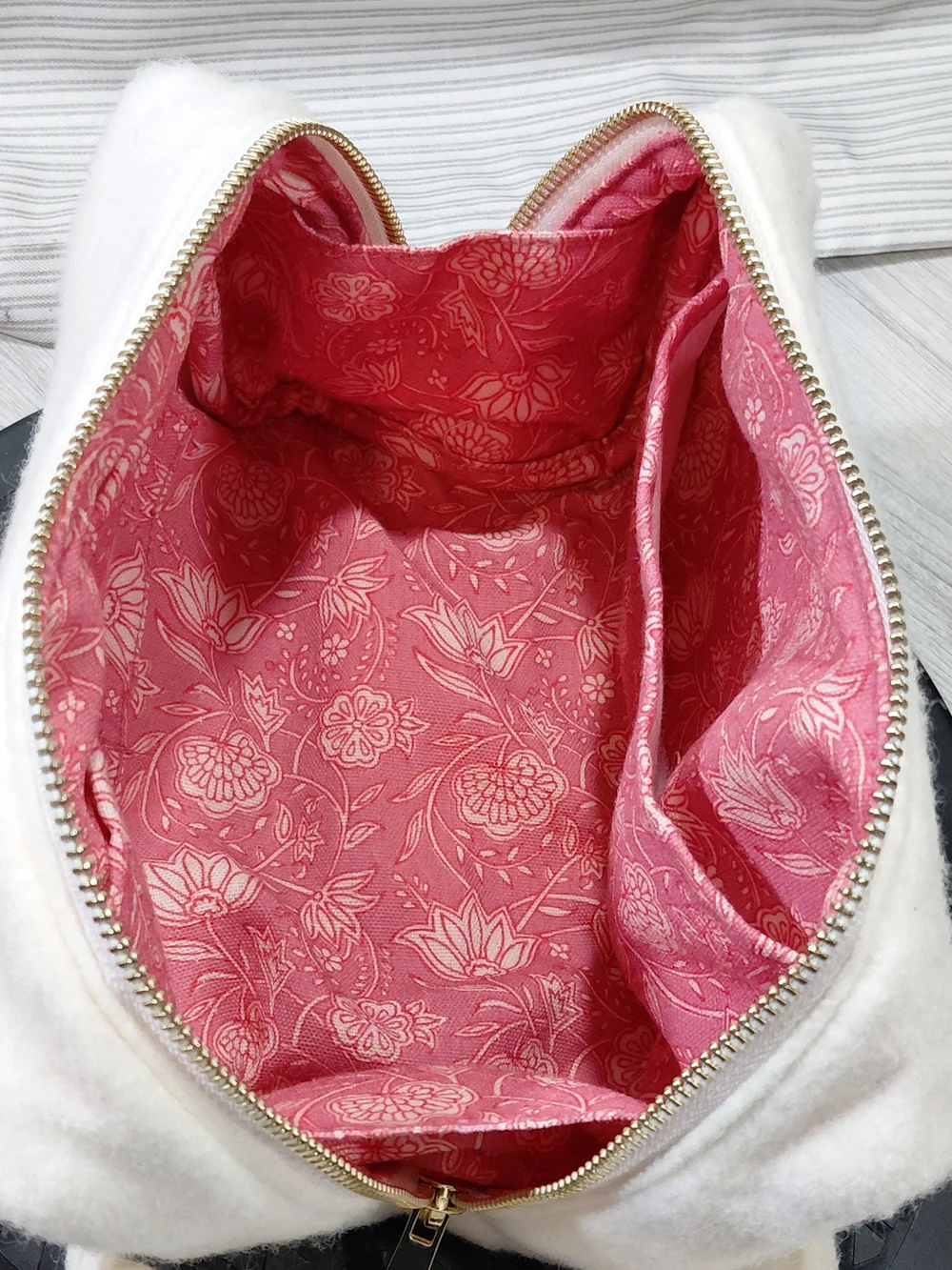 NEW OGEE Limited Edition Cream Sherpa Wool Makeup Bag Vibrant Pink Lining 9