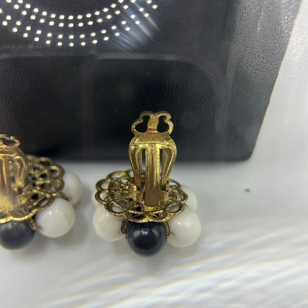 Vintage Japan MCM black white iridescent beaded necklace+ clip on earrings