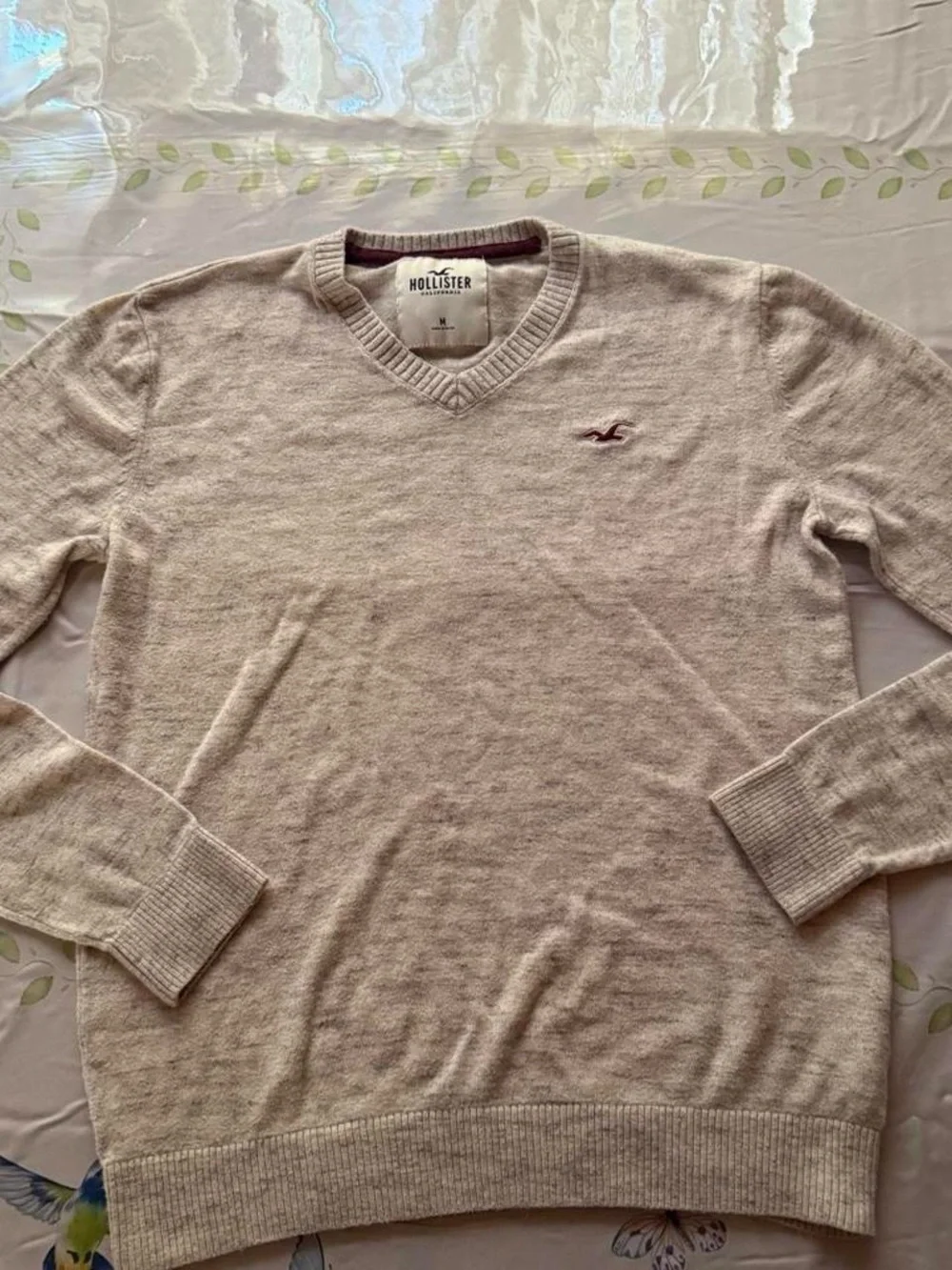 Hollister Men's Light Beige V-Neck Sweater with Maroon Logo