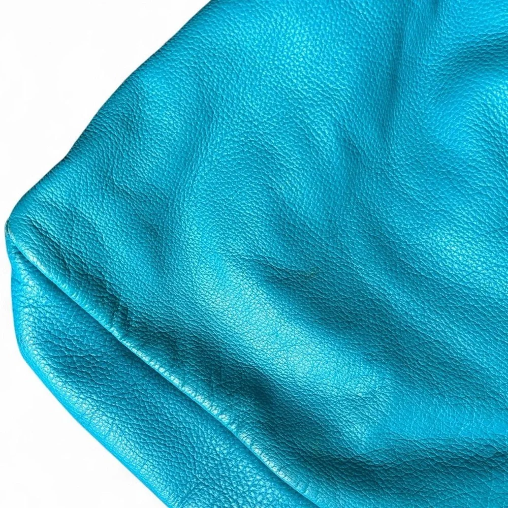 Be & D accents python inside