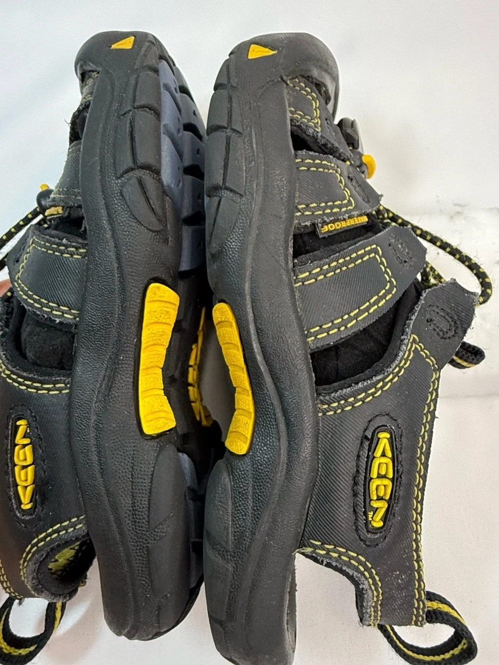 Keen Newport Kids Boys Size 11 Waterproof Black Sandals Yellow Accents VGUC/EUC